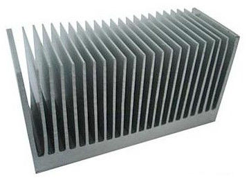 Dissipatore di calore di alluminio rivestito dell'estrusione dello spruzzo di polvere del fluorocarburo per il radiatore di alluminio