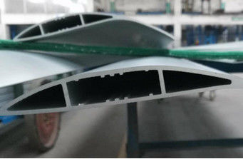 Il magazzino facendo uso delle pale del ventilatore industriali della fronda della palma/feritoie di alluminio riveste la pala di pannelli del ventilatore di HVLS