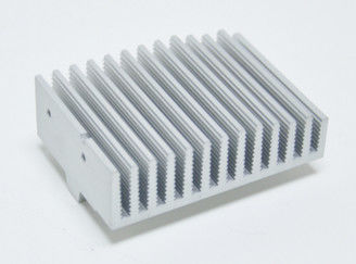 Profili di alluminio espelsi dell'estrusione del dissipatore di calore con lavorare di anodizzazione/CNC