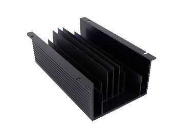 La copertura elettrica ha espulso profili di alluminio con CNC che lavora, copertura del PWB